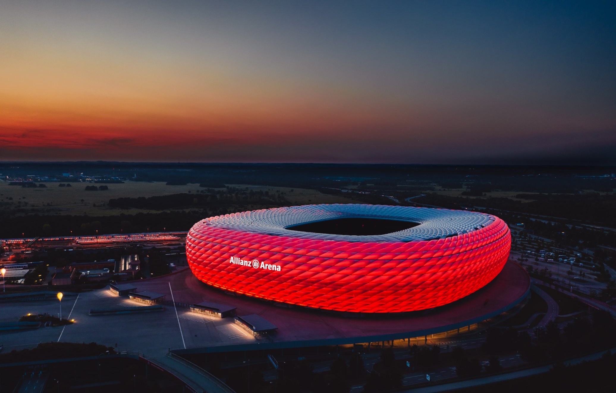 สนาม Allianz Arena แต่งฟาซาดด้วยแสงไฟที่เปลี่ยนแปลงตามกิจกรรม